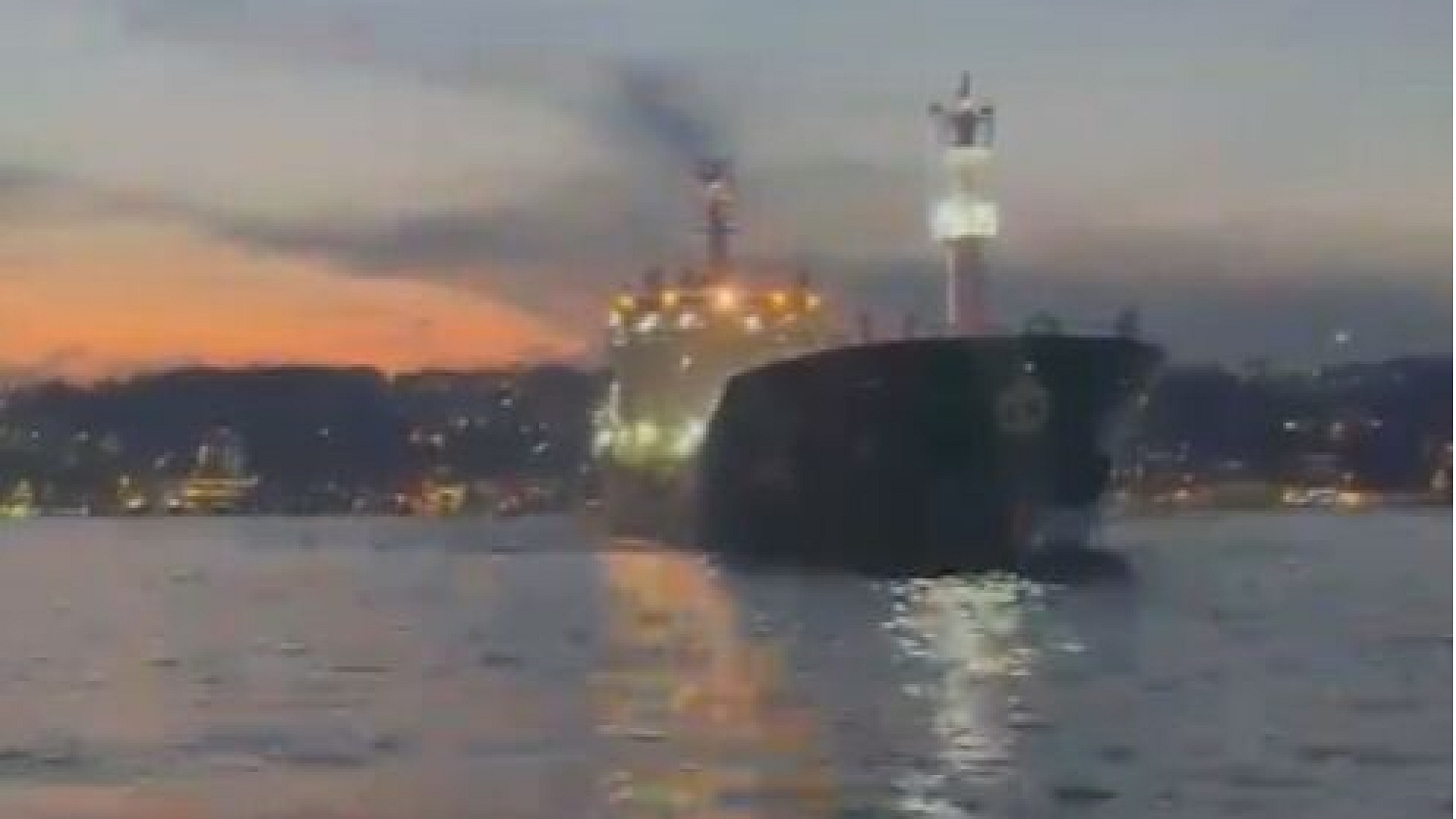 İstanbul Boğazı'nda gemi arızası nedeniyle trafik durduruldu