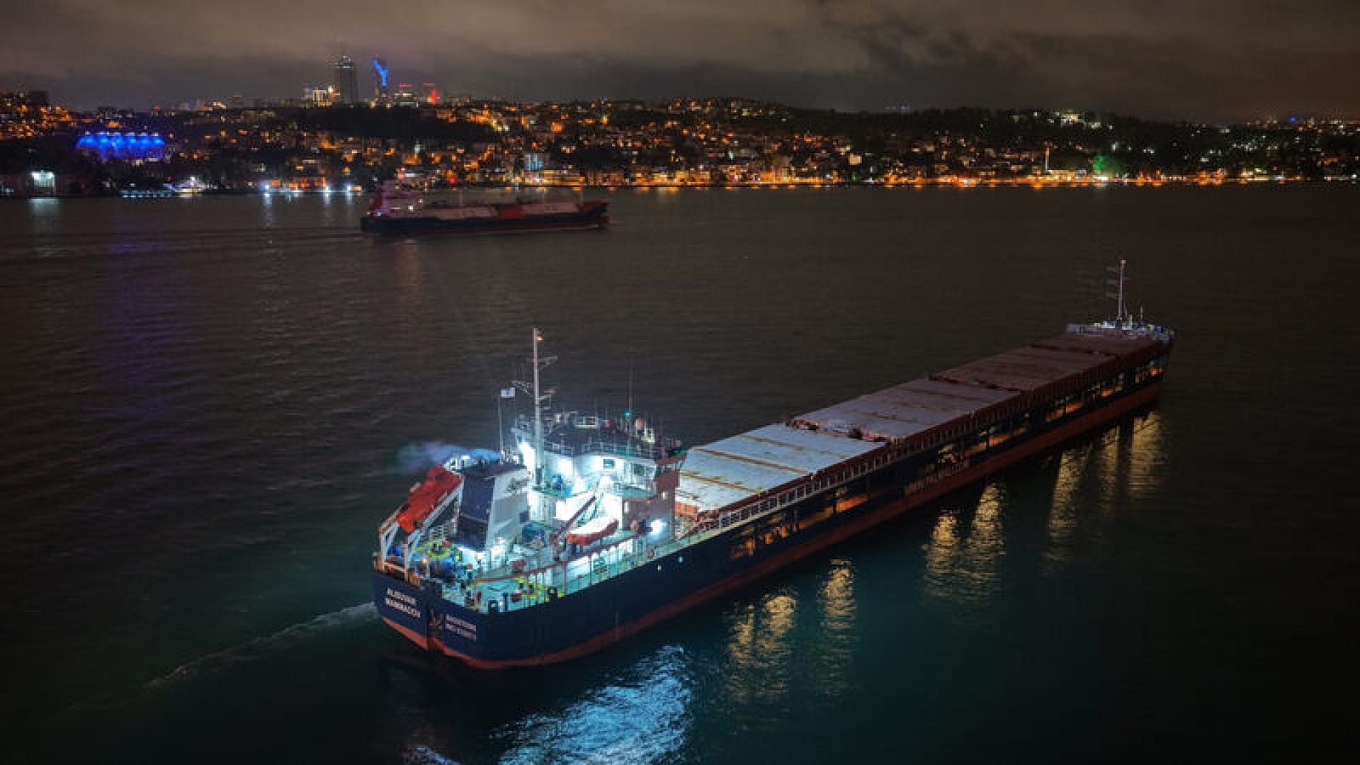 İstanbul Boğazı'nda makine arızası nedeniyle gemi demirledi