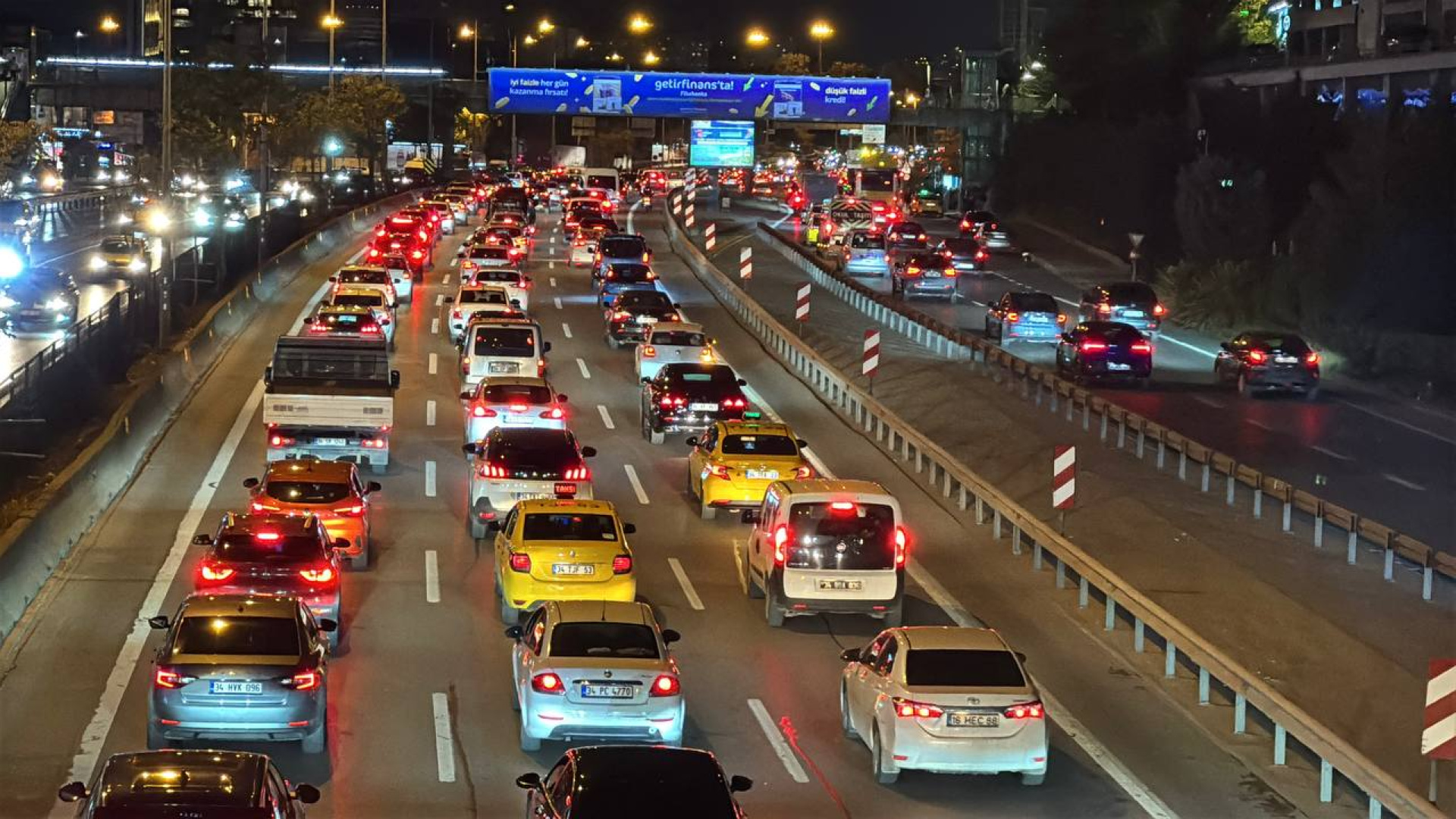 İstanbul'da akşam saatlerinde trafik yoğunluğu arttı