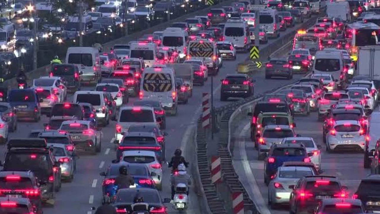 İstanbul'da akşam saatlerinde trafik yoğunluğu yüzde 81