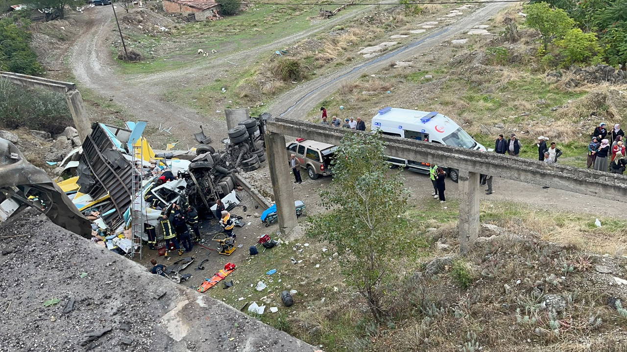 İstanbul'da kargo kamyonu köprüden düştü, 2 yaralı