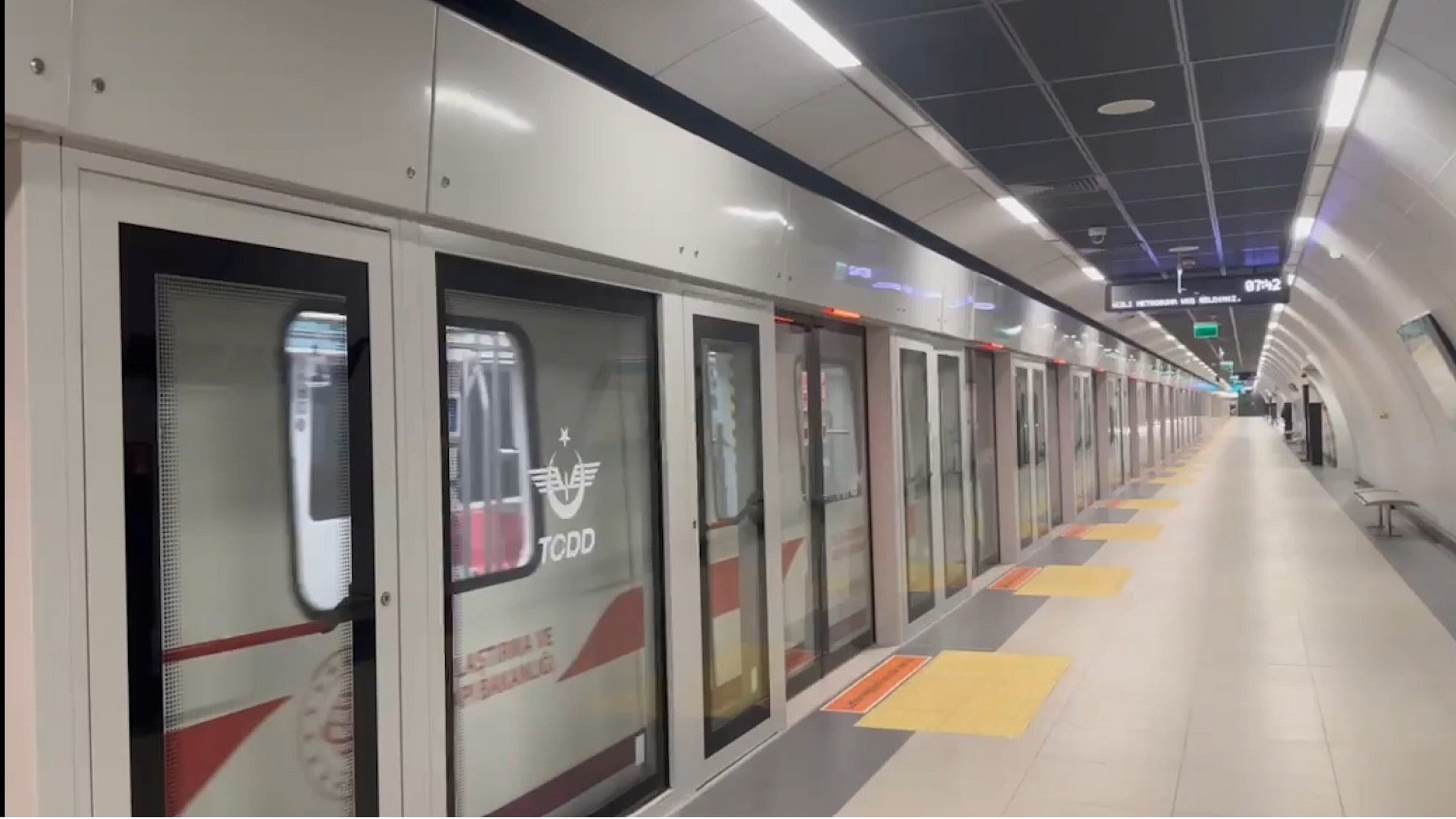 İstanbul'da metro, tramvay ve füniküler seferleri uzatıldı
