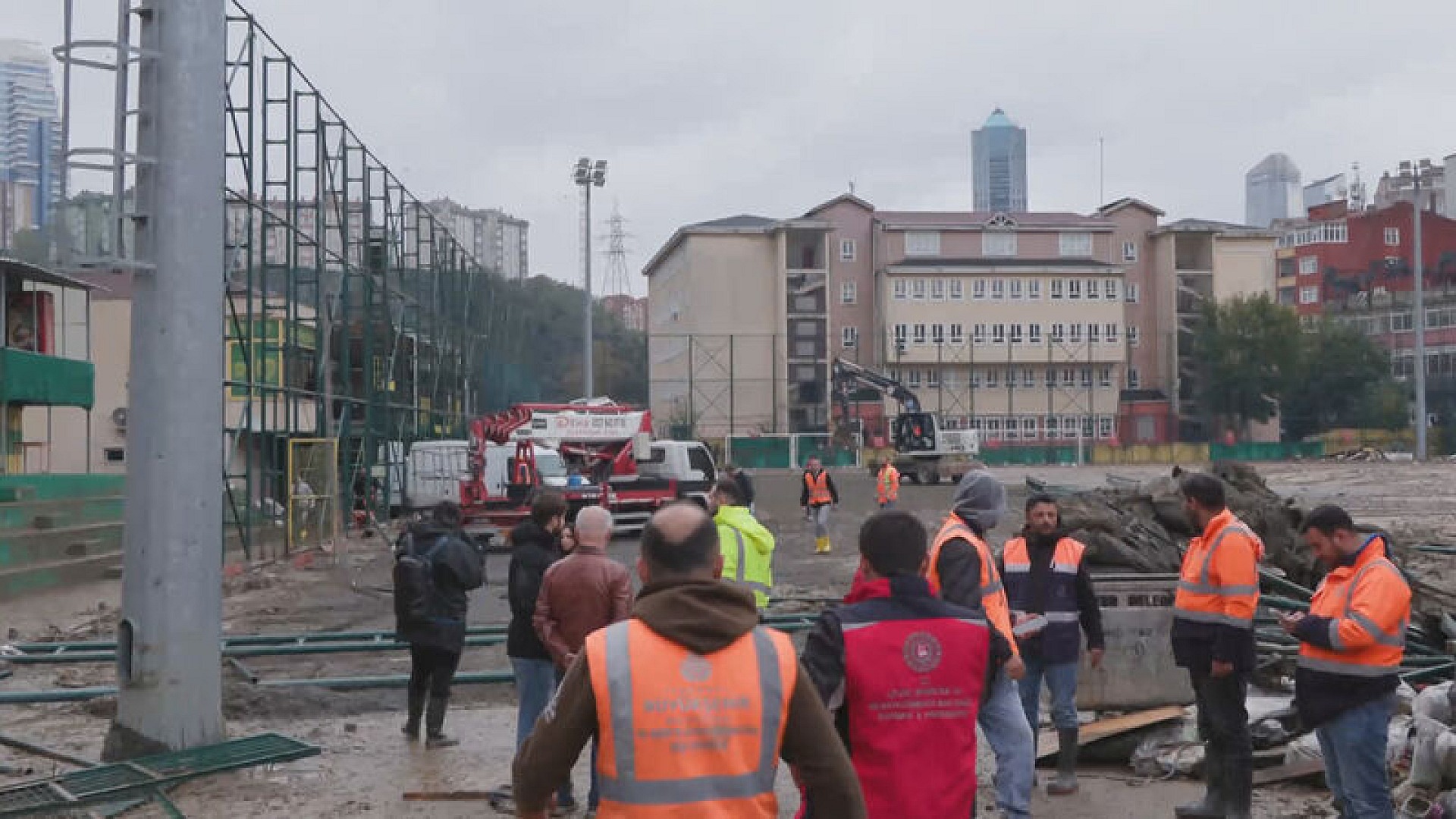 İstanbul'da sağanak sonrası yıkım çalışmaları başladı