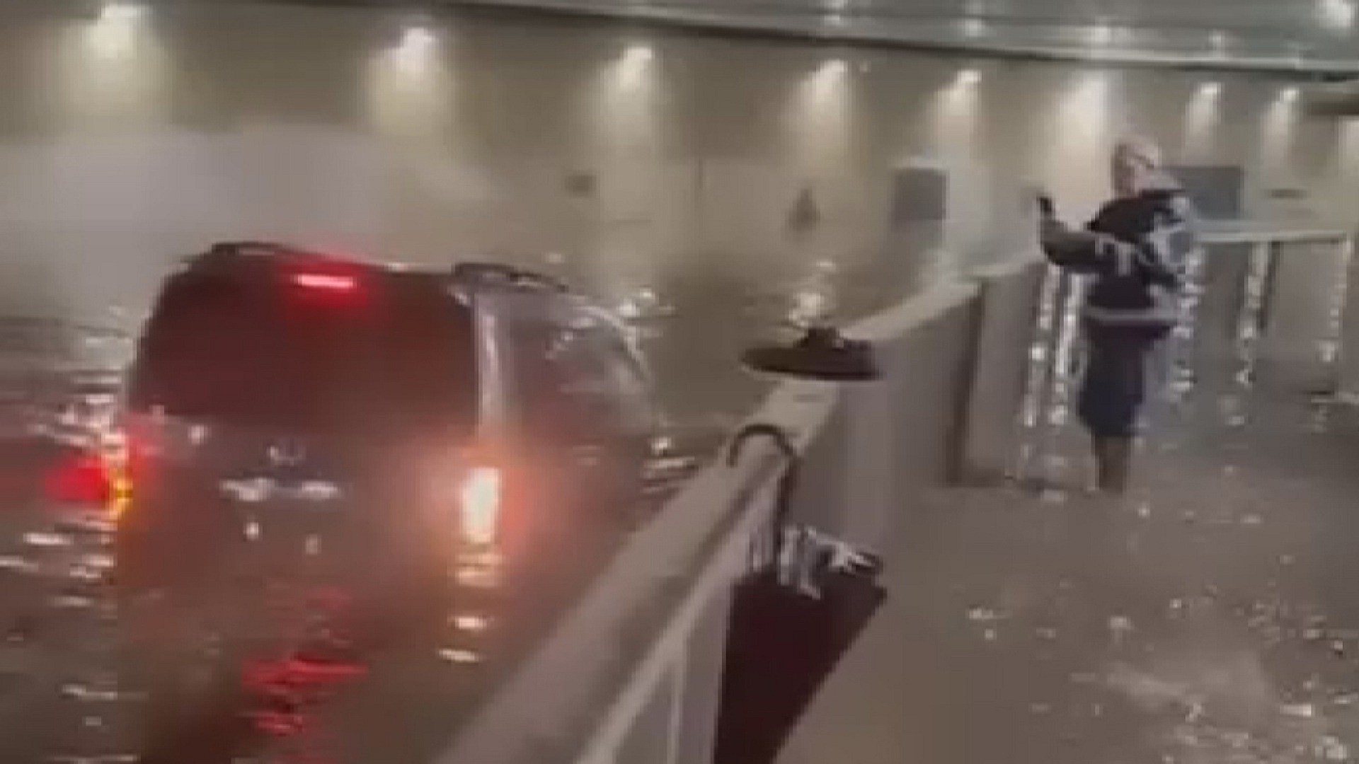 İstanbul'da sağanak yağış Pendik'te alt geçidi doldurdu