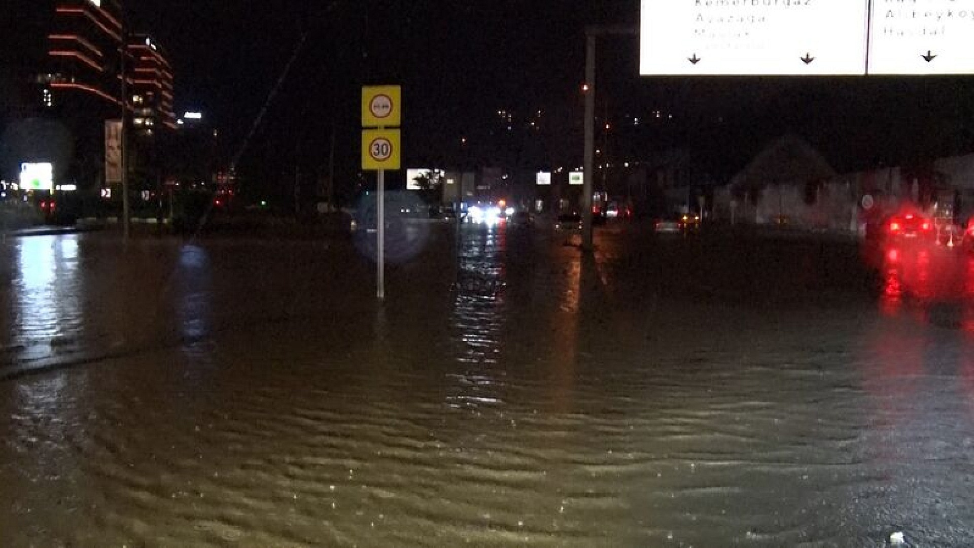 İstanbul'da sel nedeniyle bir kişi hayatını kaybetti