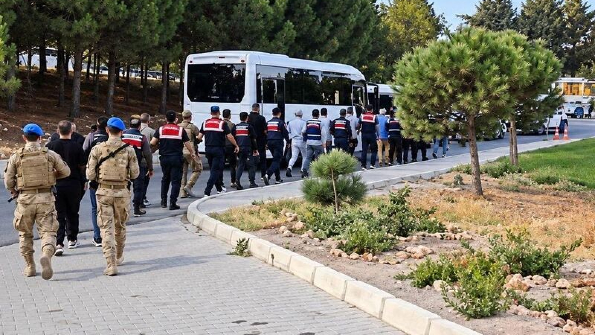 İstanbul'da suç örgütüne operasyon: 12 kişi gözaltına alındı