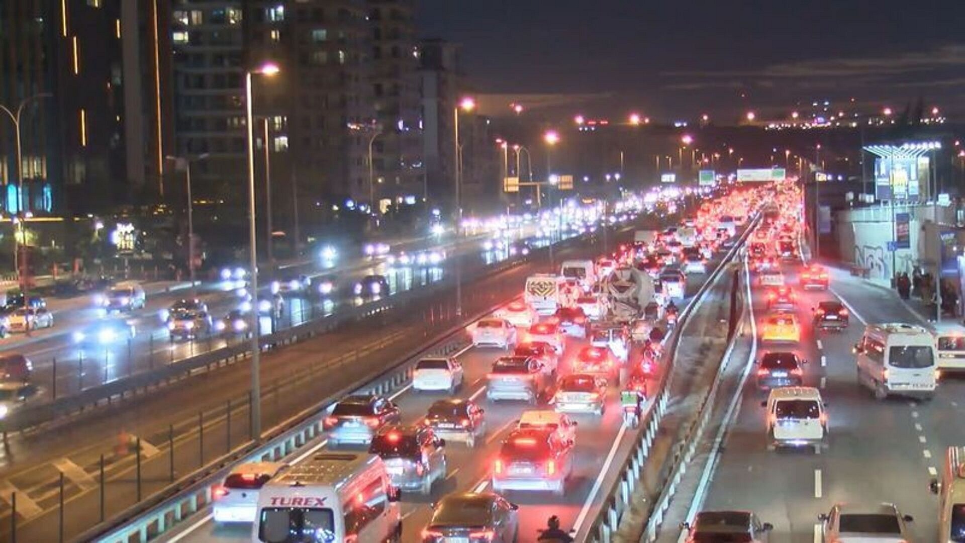 İstanbul'da trafik yoğunluğu yüzde 80'e yükseldi