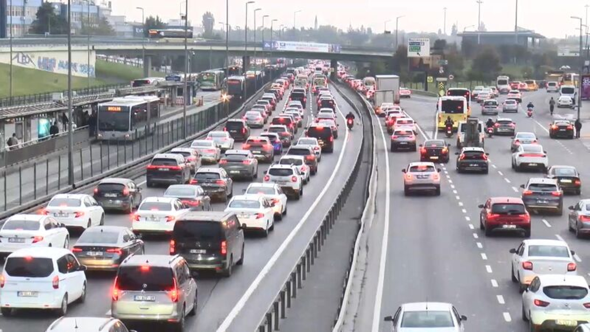 İstanbul'da yağmur trafiği olumsuz etkiledi, yoğunluk arttı