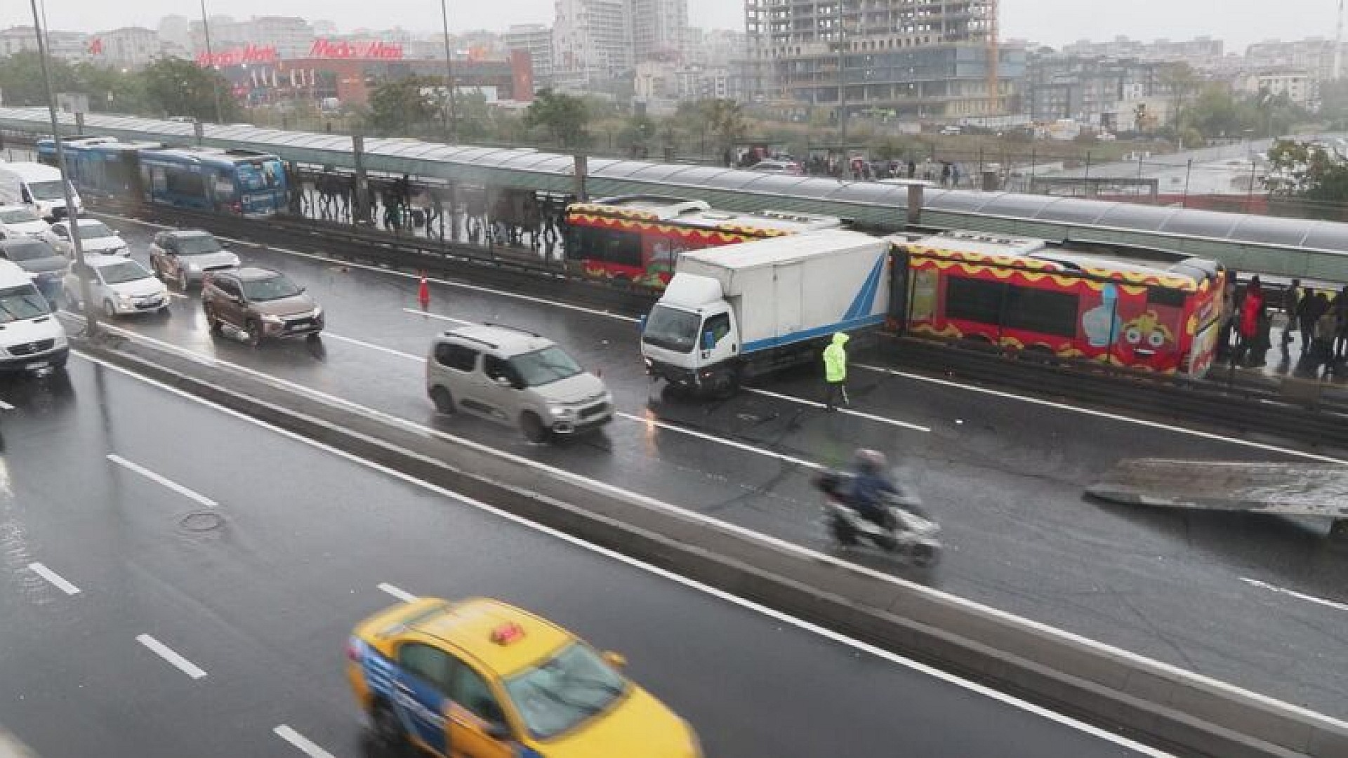 İstanbul E-5'te trafik kazası nedeniyle durma noktası