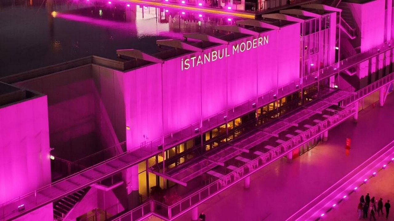 İstanbul Modern, pembe ışıkla meme kanseri farkındalığına dikkat etti