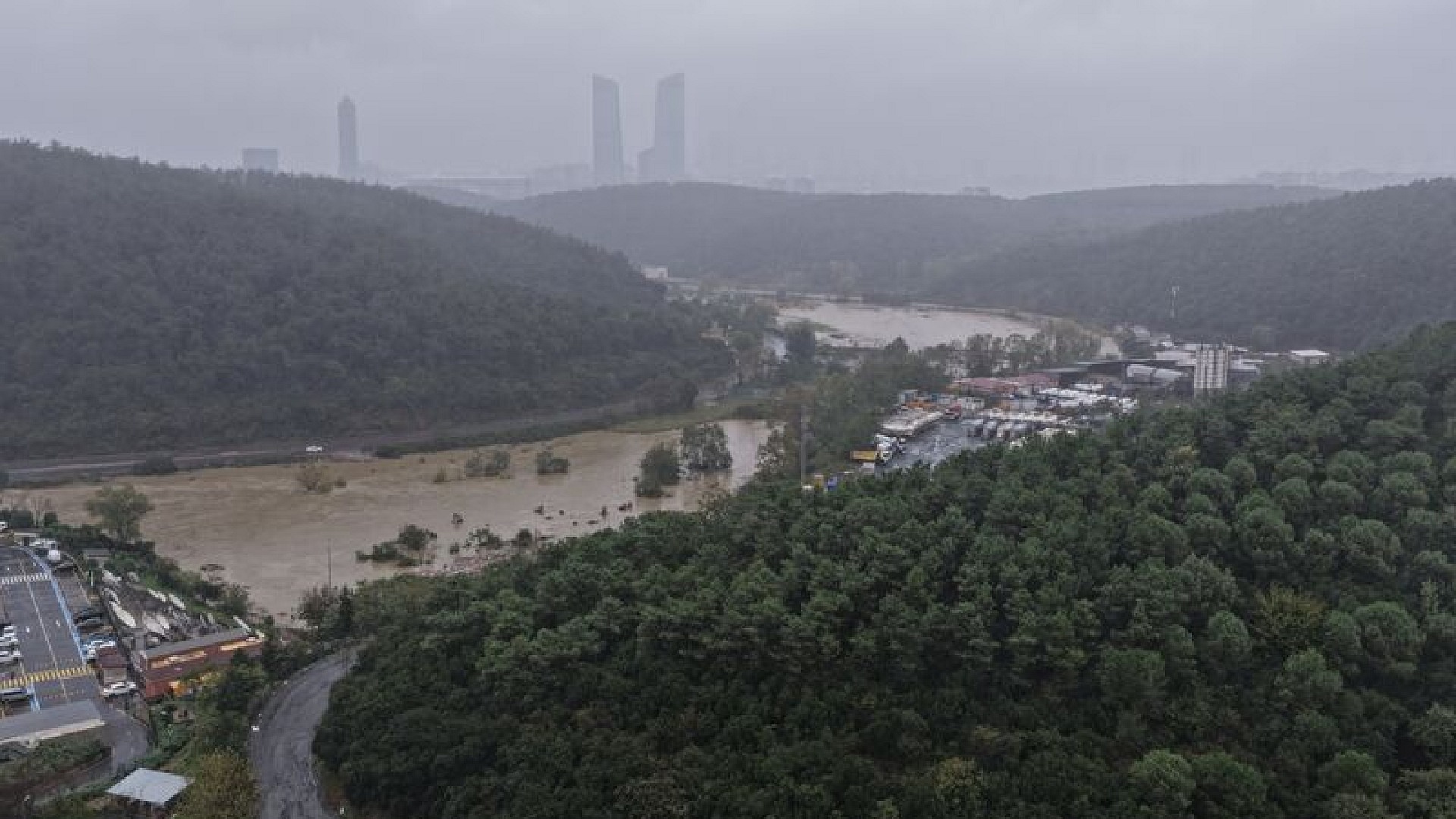 İstanbul'u vuran şiddetli yağışın felaketi görüldü