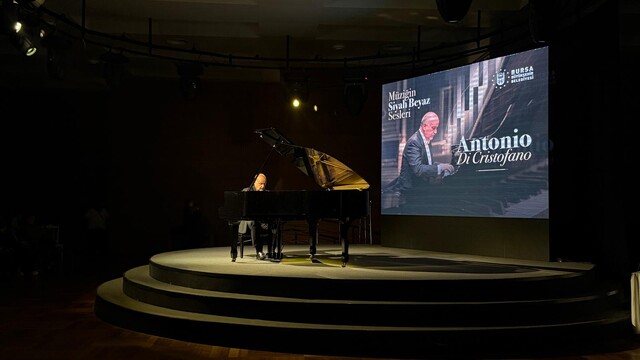 İtalyan piyanist Antonio Di Cristofano, Bursa'da sahne aldı