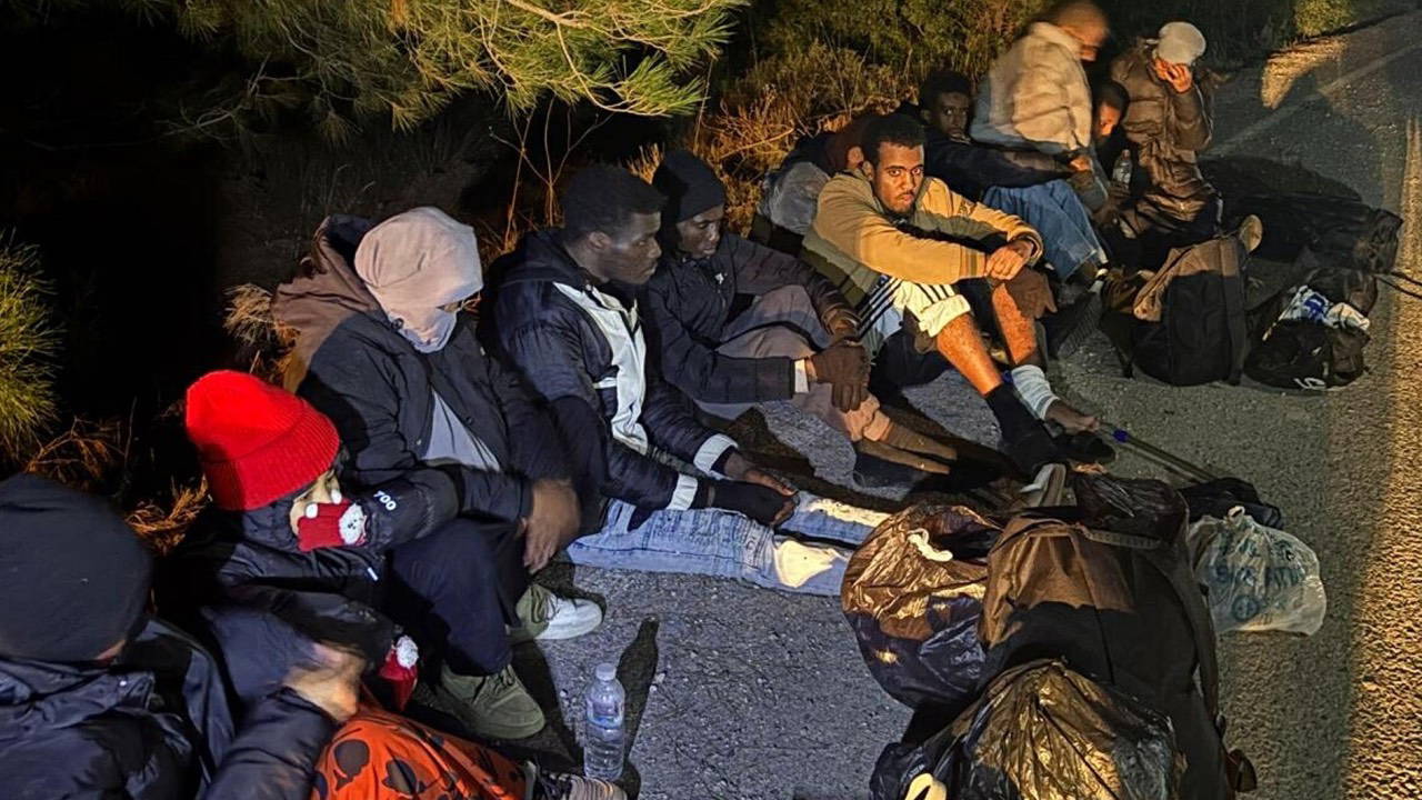 İzmir'de 16 kaçak göçmen yakalandı, organizatör tutuklandı