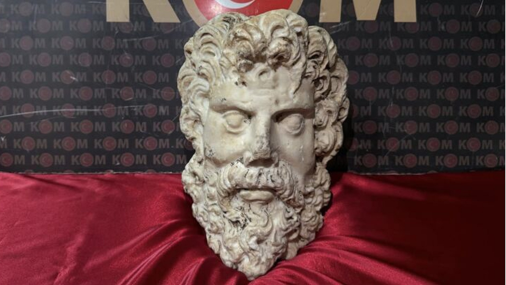 Izmir'de 2 bin yıllık Zeus heykel başı bulundu