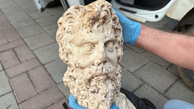 İzmir'de 2 bin yıllık Zeus heykel başı ele geçirildi