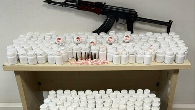 İzmir'de 59 bin 300 sentetik hap ve silah ele geçirildi