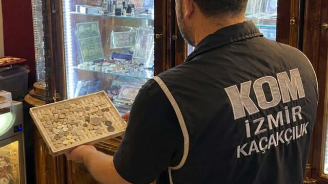 İzmir'de bir iş yerinde 672 sikke ele geçirildi