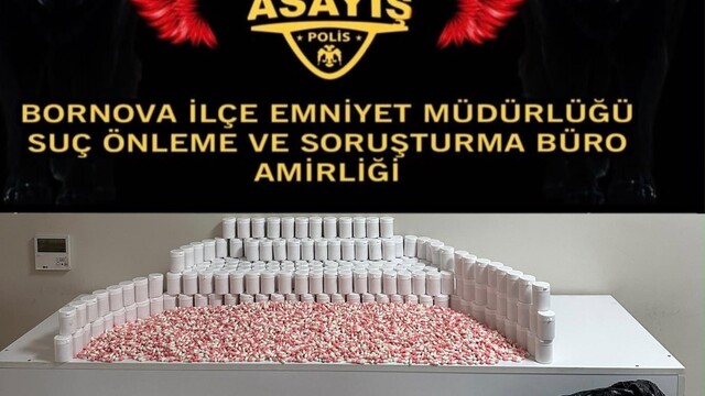 İzmir'de boş arazide 43 bin 730 sentetik ecza ele geçirildi
