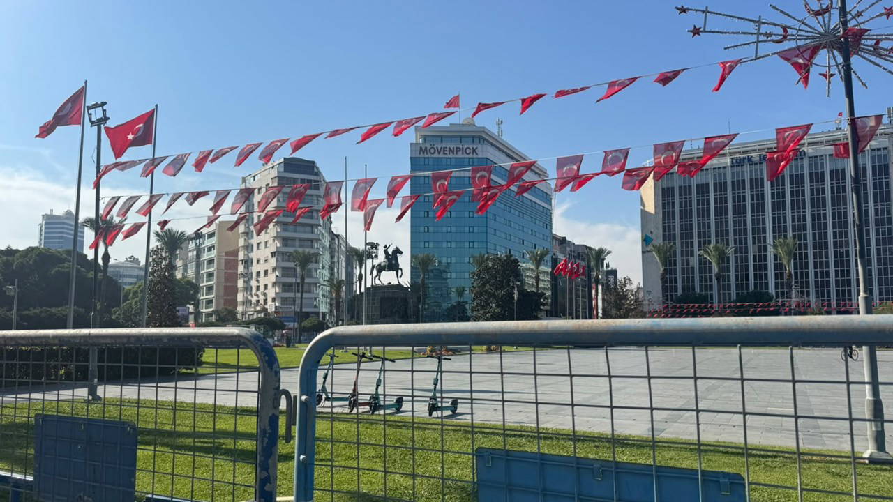 İzmir'de Cemil Tugay'ın AKP'ye katılımı için meydan kapatıldı