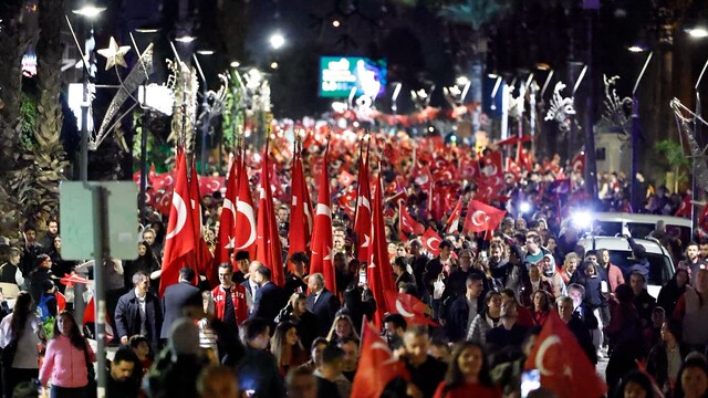 İzmir'de Cumhuriyet'in 103'üncü yılı coşkuyla kutlandı