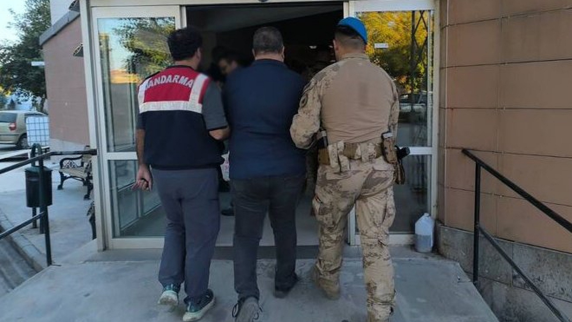 İzmir'de FETÖ şüphelisi A.Ş. gözaltına alındı