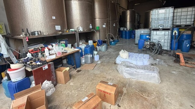 İzmir'de kaçak alkol operasyonunda 21 bin litre ele geçirildi