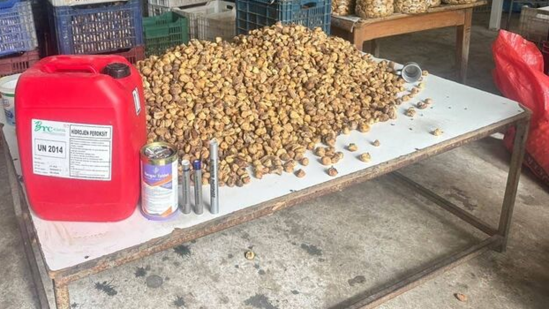 İzmir'de kaçak depoda incirler kimyasal maddeyle beyazlatıldı