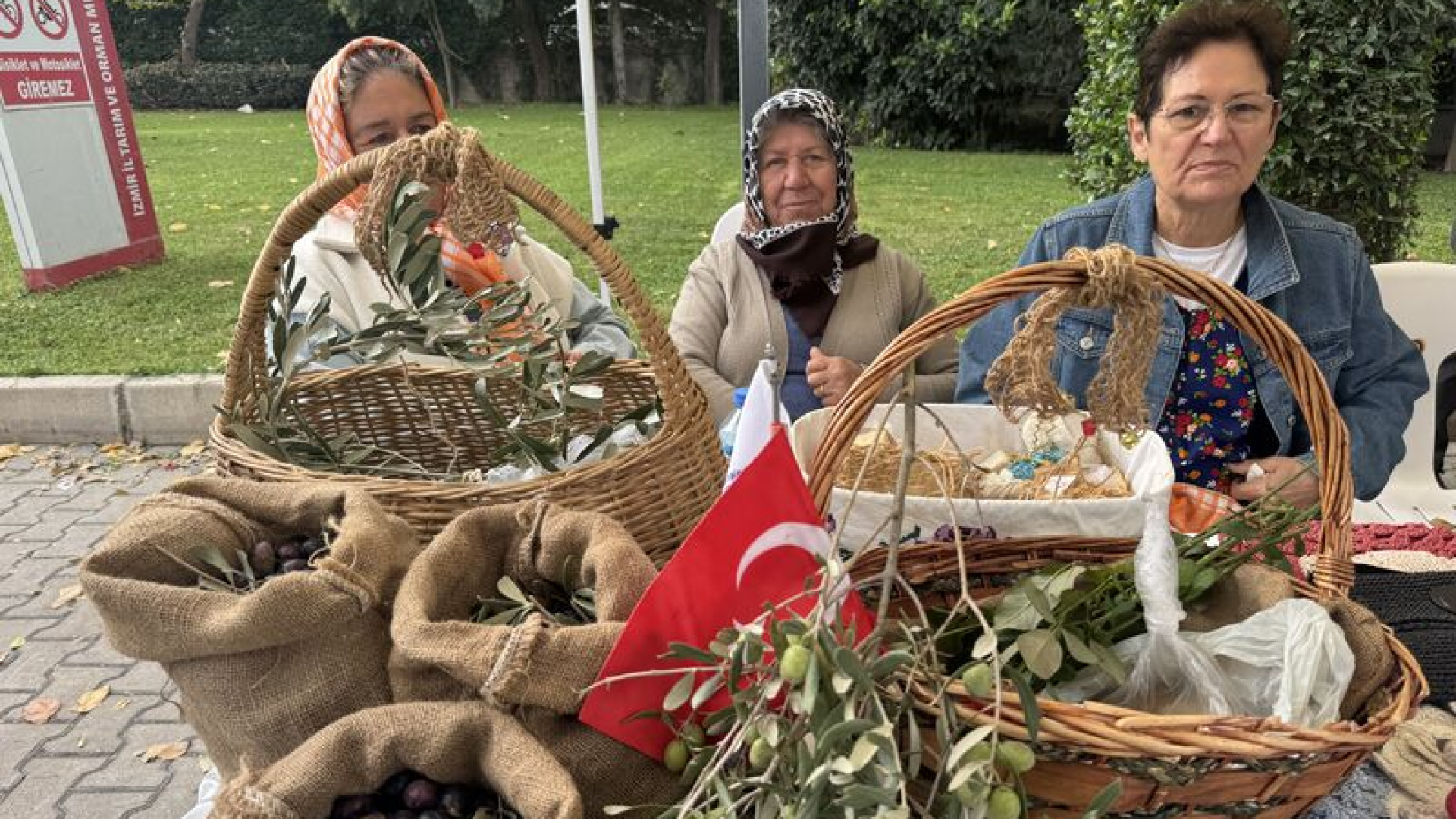 İzmir'de kadın çiftçiler bereketli eller pazarında buluştu