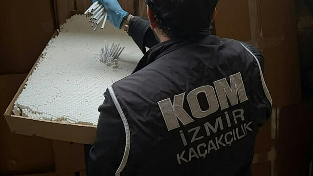 İzmir'de mobil depoda 2 milyon 160 bin kaçak makaron bulundu