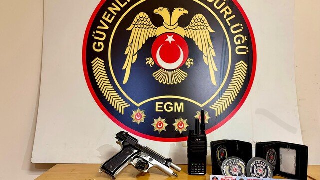 İzmir'de sanal medyada silah teşhiri yapan şüpheli alındı