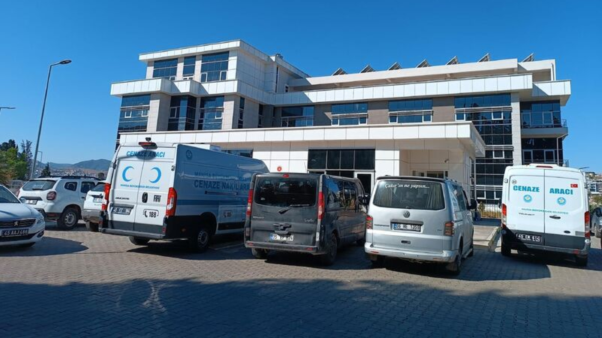 İzmir'de tartışmada genç kadın tabancayla vuruldu