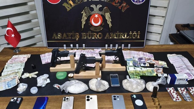 İzmir'de uyuşturucu ve silah ticareti operasyonunda 5 kişi