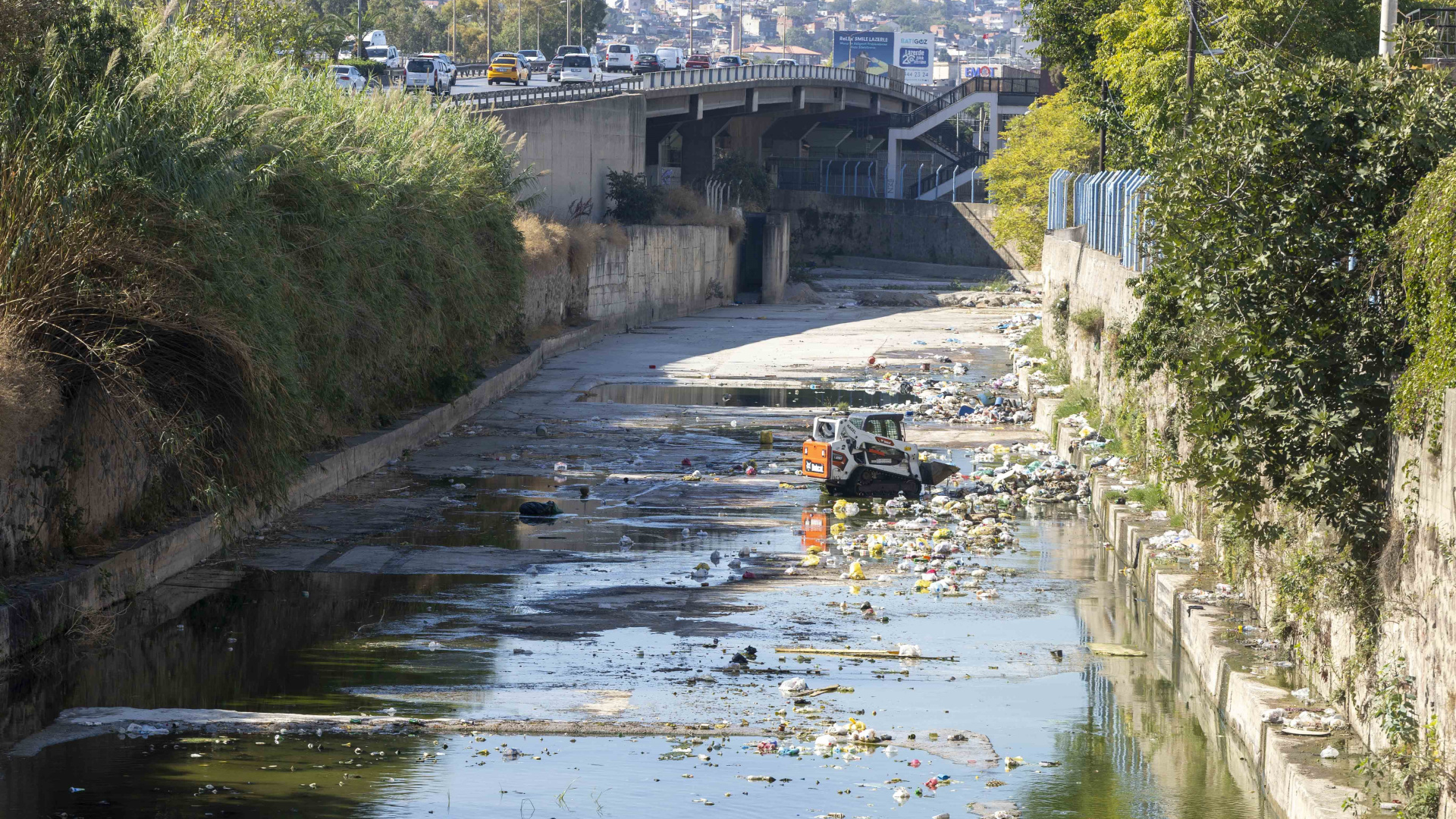 İzmir'de yağmur öncesi derelerde temizlik sürüyor