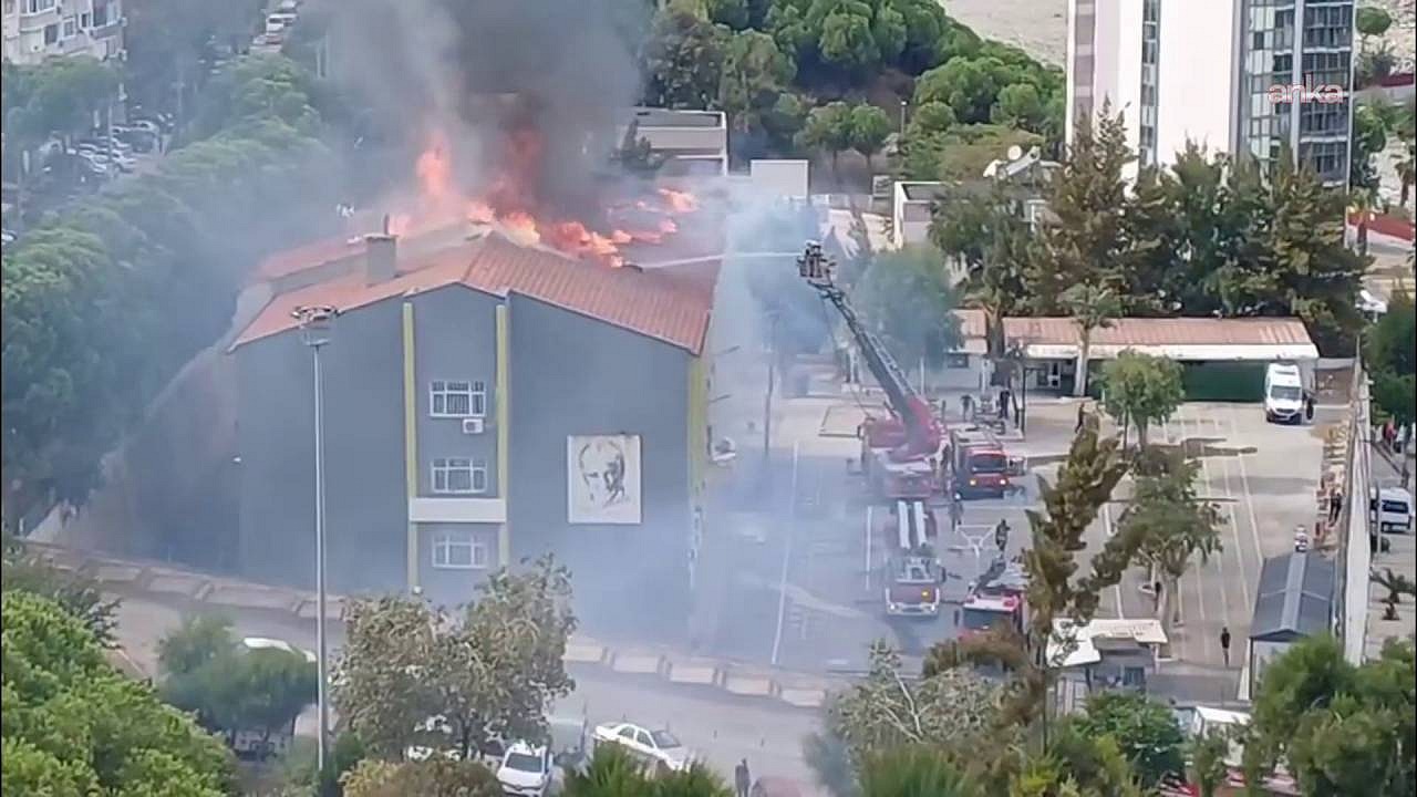 İzmir'deki ortaokulun çatısında yangın paniği