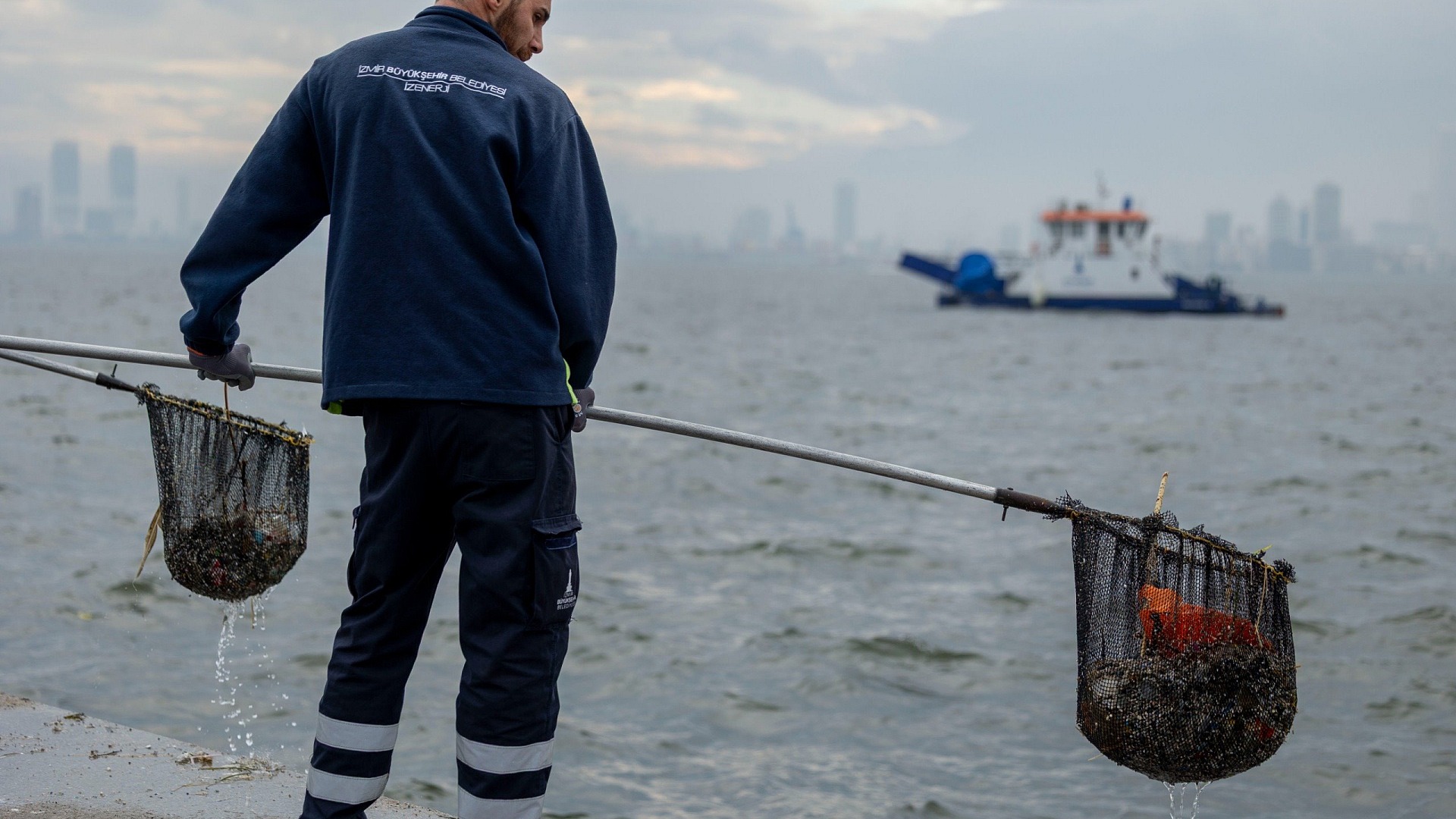 İzmir Körfezi'nde yıllık 1500 ton atık temizleniyor