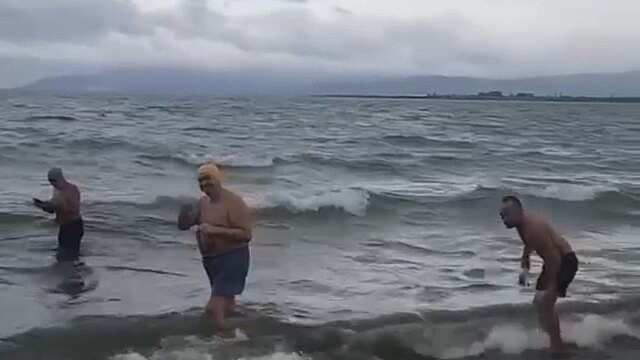 İznik Gölü'nde soğuk havaya ve dalgalara rağmen yüzme keyfi