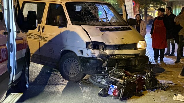 İznik'te minibüs ile motosiklet çarpıştı: 1 yaralı