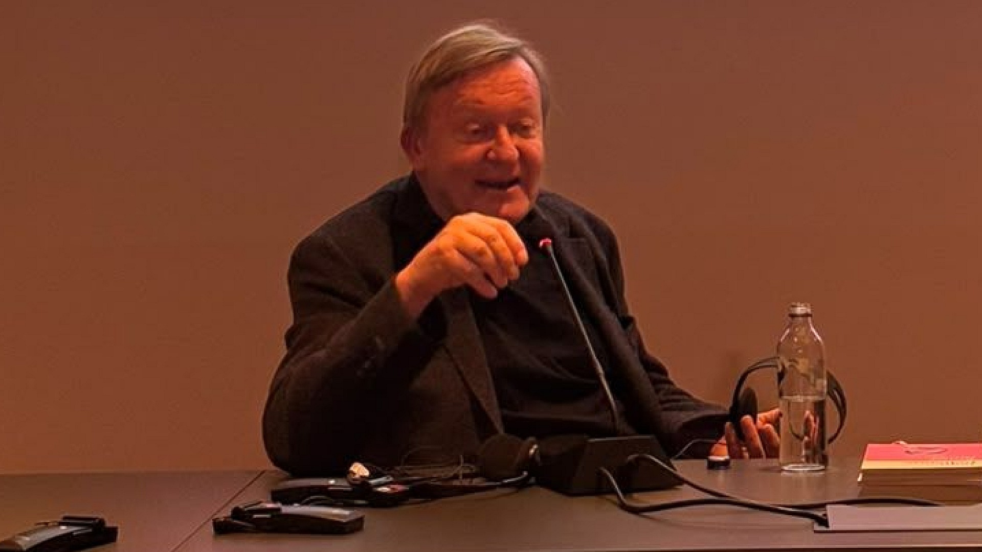 Jean Echenoz, romanın sinirlari üzerine soylesi gerceklestirdi
