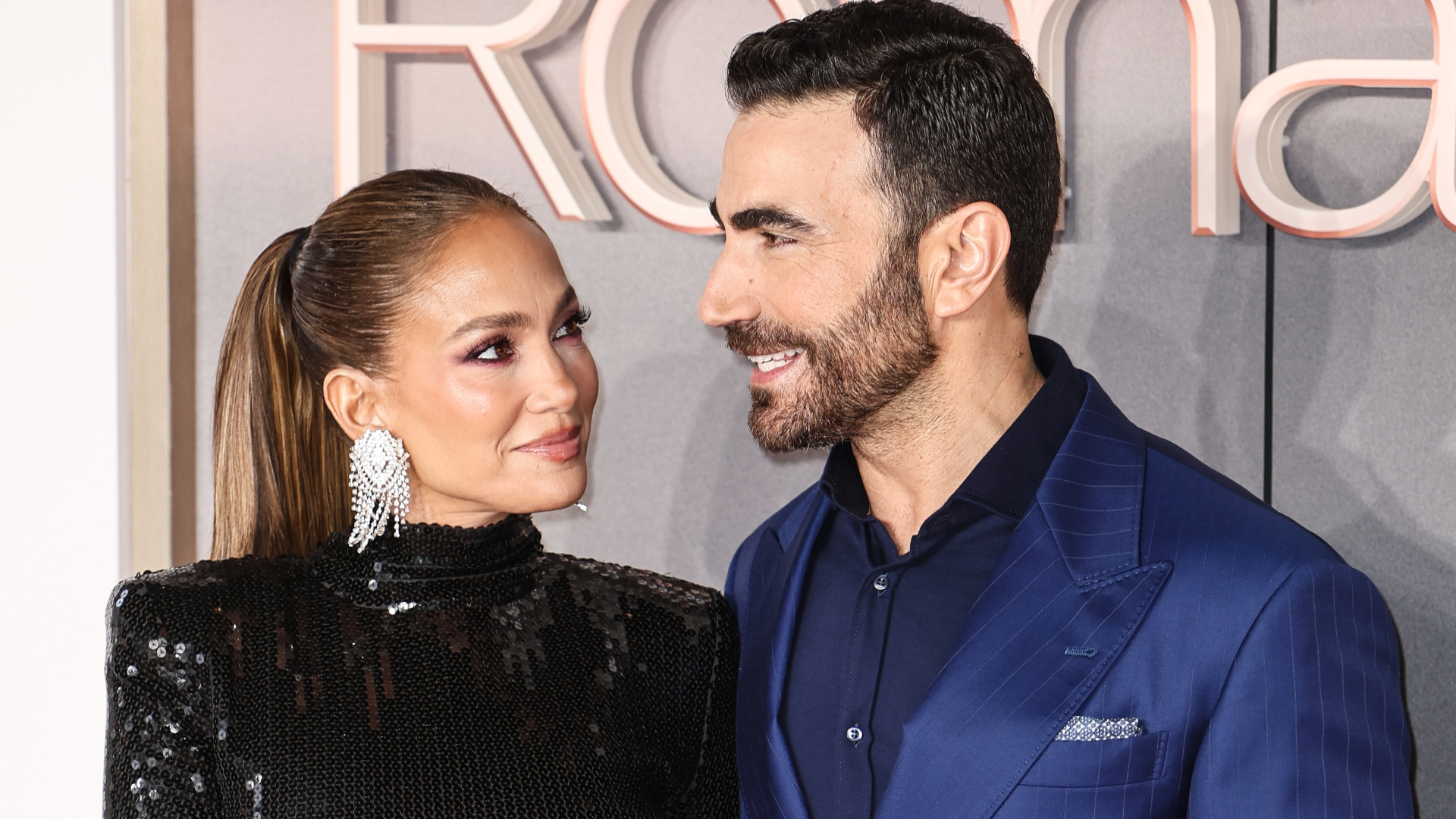 Jennifer Lopez yeni aşkını Brett Goldstein ile yaşıyor