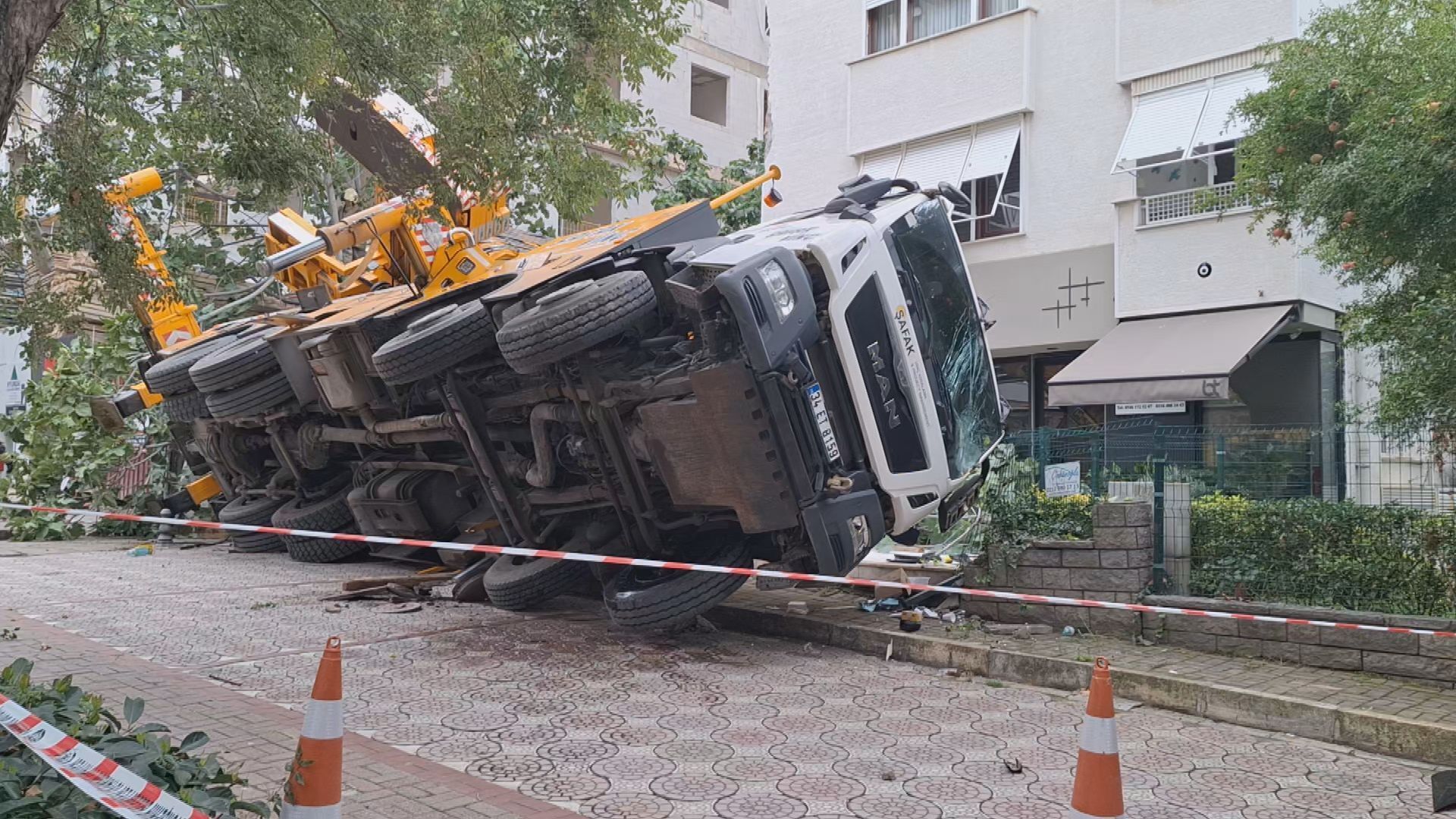 Kadıköy'de devrilen vinç, 11 katlı binaya çarptı