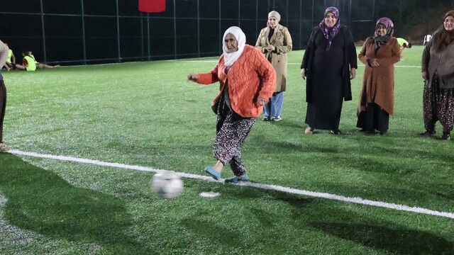 Kadınlar halı sahada Cumhuriyet coşkusunu futbol ile kutladı