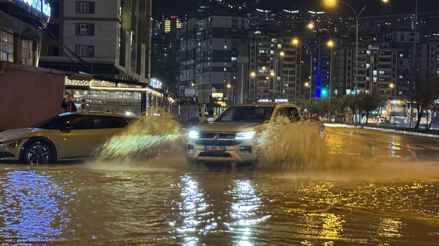 Kahramanmaraş'ta sağanak yağmur su birikintilerine yol açtı