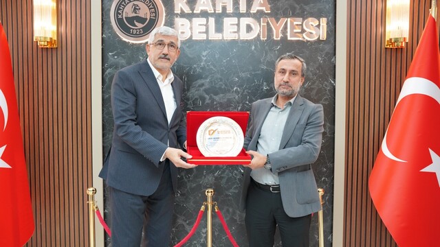 Kahta Belediye Başkanı Hallaç'a plaket takdim edildi
