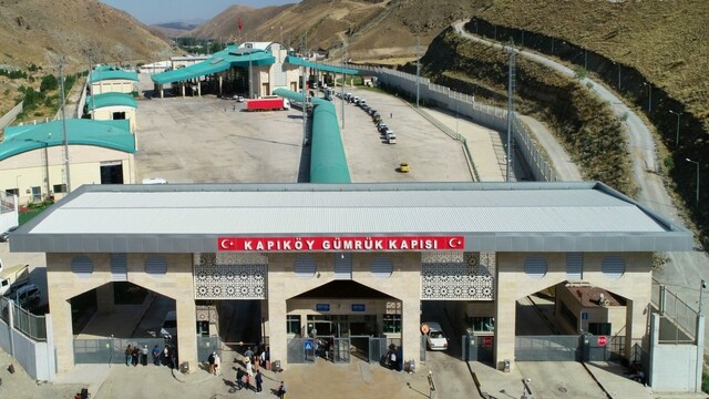 Kapıköy Gümrük Kapısı, tır geçişlerine karşılıklı açıldı