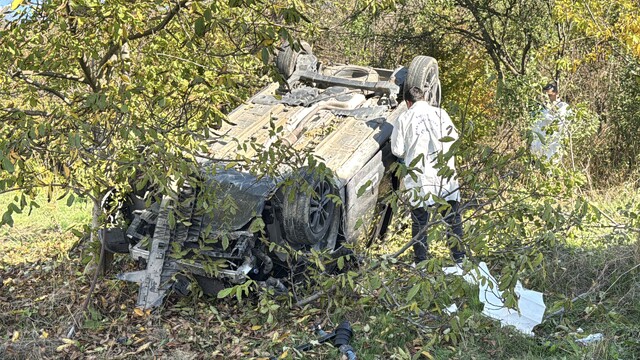 Karabük'te hafif ticari araç devrildi: 1 ölü 1 yaralı