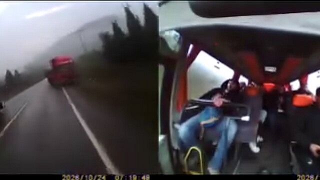 Karabük'te hatalı sollama yapan kamyon midibüsle çarpıştı