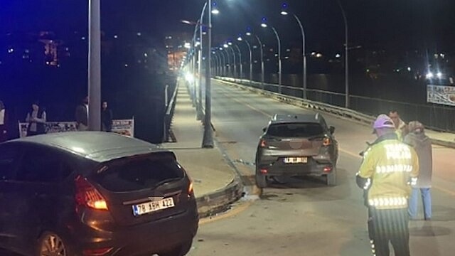 Karabük'te kavşakta iki otomobil çarpıştı, 2 kişi yaralandı