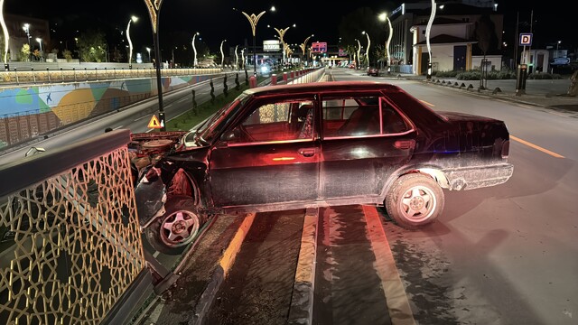 Karabük'te otomobil korkuluklara çarptı, sürücü yaralandı