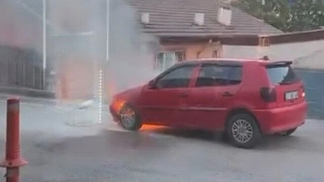 Karabük'te park halindeki otomobilde yangın çıktı