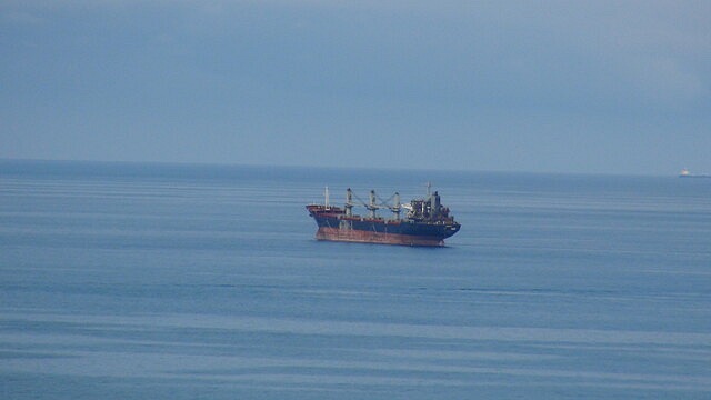 Karadeniz'de dron saldırısına uğrayan gemi Giresun'a sürüklendi
